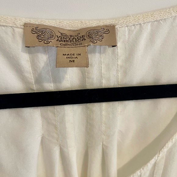 ๐ Elegant White Blouse with Lace Details ๐ - Picture 10 of 11